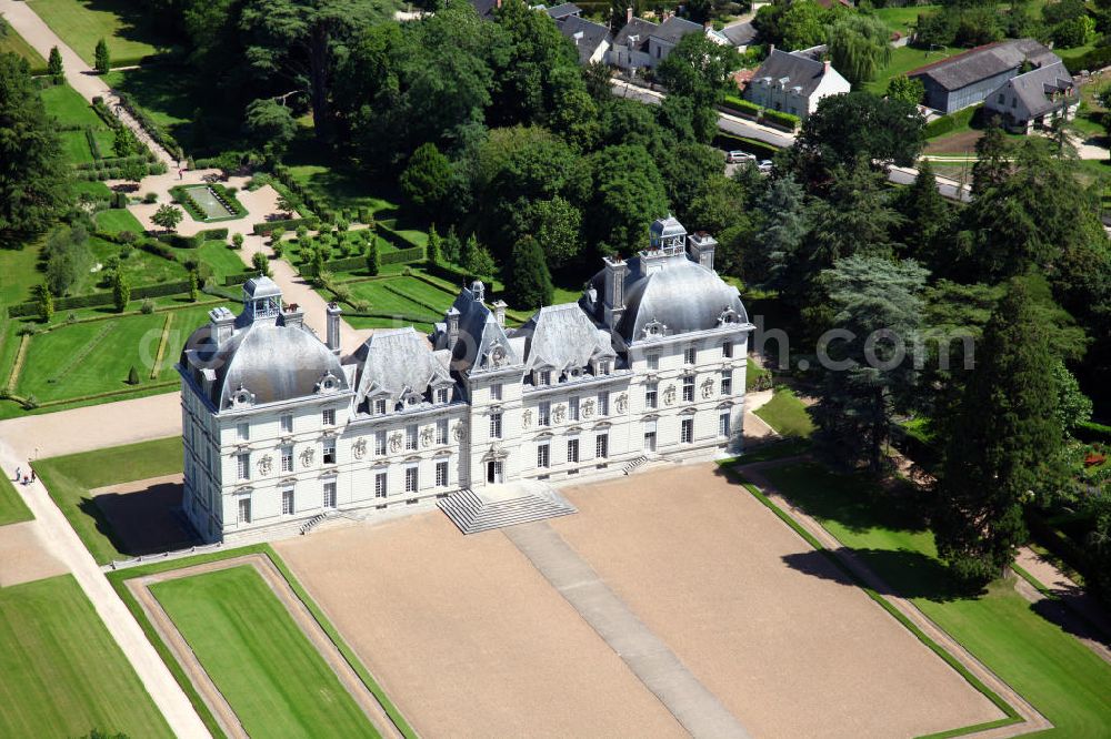 Aerial photograph Cheverny - Blick auf das Schloss Cheverny, ein Loireschloss in der Ortschaft Cheverny, wenige Kilometer südlich der Stadt Blois, im Departement Loir-et-Cher der Region Centre in Frankreich. Das Schloss wurde zwischen 1620 und 1630 im frühen und strengen klassizistischen Barockstil von Jacques Bougier errichtet. View to the Castle Cheverny in the district Departement Loir-et-Cher of the region Centre. The castle was built between 1620 and 1630 in a classicistic baroque style by Jacques Bougier.