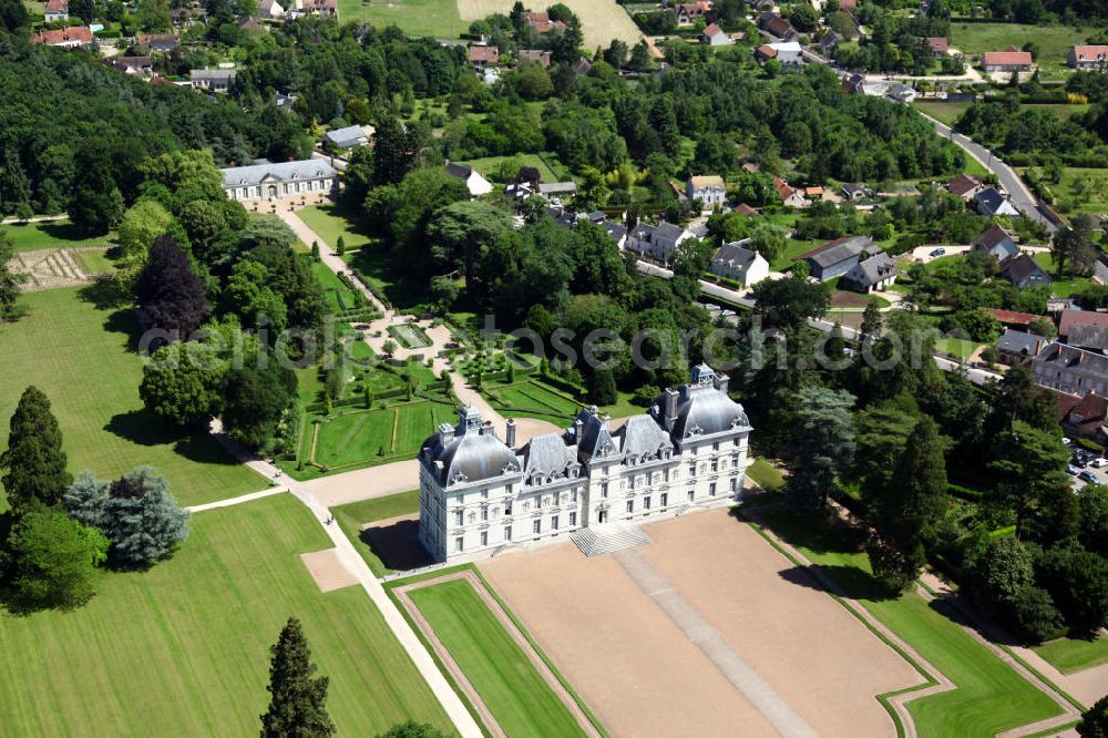 Cheverny from above - Blick auf das Schloss Cheverny, ein Loireschloss in der Ortschaft Cheverny, wenige Kilometer südlich der Stadt Blois, im Departement Loir-et-Cher der Region Centre in Frankreich. Das Schloss wurde zwischen 1620 und 1630 im frühen und strengen klassizistischen Barockstil von Jacques Bougier errichtet. View to the Castle Cheverny in the district Departement Loir-et-Cher of the region Centre. The castle was built between 1620 and 1630 in a classicistic baroque style by Jacques Bougier.