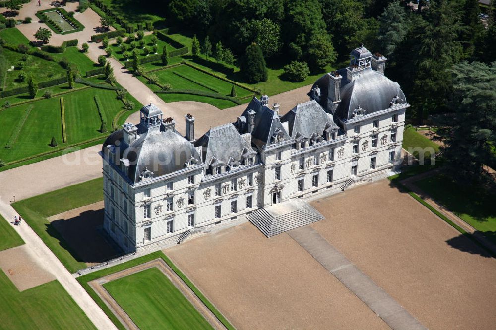 Cheverny from the bird's eye view: Blick auf das Schloss Cheverny, ein Loireschloss in der Ortschaft Cheverny, wenige Kilometer südlich der Stadt Blois, im Departement Loir-et-Cher der Region Centre in Frankreich. Das Schloss wurde zwischen 1620 und 1630 im frühen und strengen klassizistischen Barockstil von Jacques Bougier errichtet. View to the Castle Cheverny in the district Departement Loir-et-Cher of the region Centre. The castle was built between 1620 and 1630 in a classicistic baroque style by Jacques Bougier.