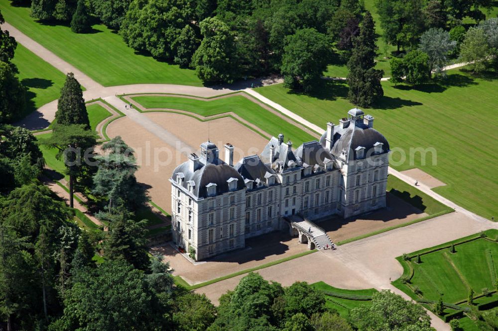 Aerial image Cheverny - Blick auf das Schloss Cheverny, ein Loireschloss in der Ortschaft Cheverny, wenige Kilometer südlich der Stadt Blois, im Departement Loir-et-Cher der Region Centre in Frankreich. Das Schloss wurde zwischen 1620 und 1630 im frühen und strengen klassizistischen Barockstil von Jacques Bougier errichtet. View to the Castle Cheverny in the district Departement Loir-et-Cher of the region Centre. The castle was built between 1620 and 1630 in a classicistic baroque style by Jacques Bougier.