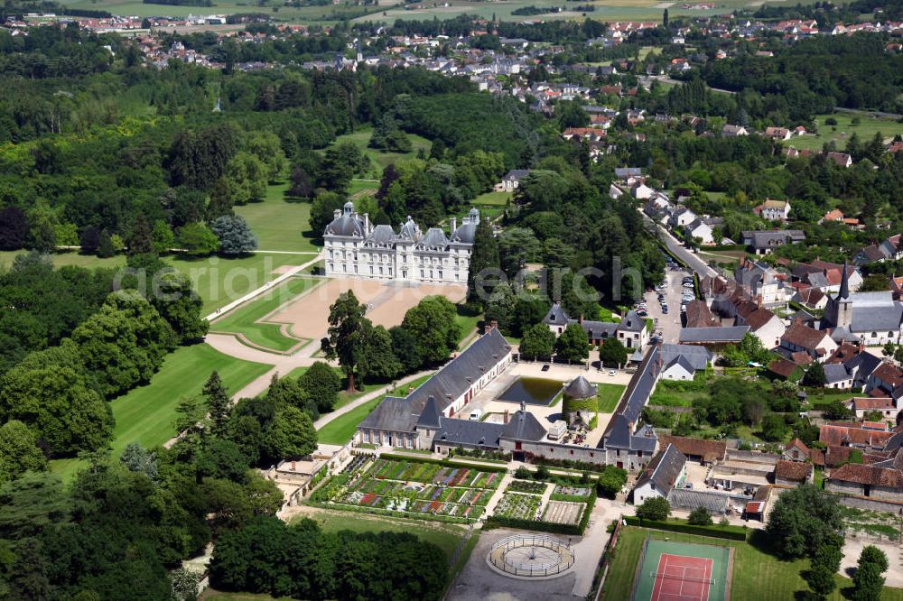 Aerial photograph Cheverny - Blick auf das Schloss Cheverny, ein Loireschloss in der Ortschaft Cheverny, wenige Kilometer südlich der Stadt Blois, im Departement Loir-et-Cher der Region Centre in Frankreich. Das Schloss wurde zwischen 1620 und 1630 im frühen und strengen klassizistischen Barockstil von Jacques Bougier errichtet. View to the Castle Cheverny in the district Departement Loir-et-Cher of the region Centre. The castle was built between 1620 and 1630 in a classicistic baroque style by Jacques Bougier.