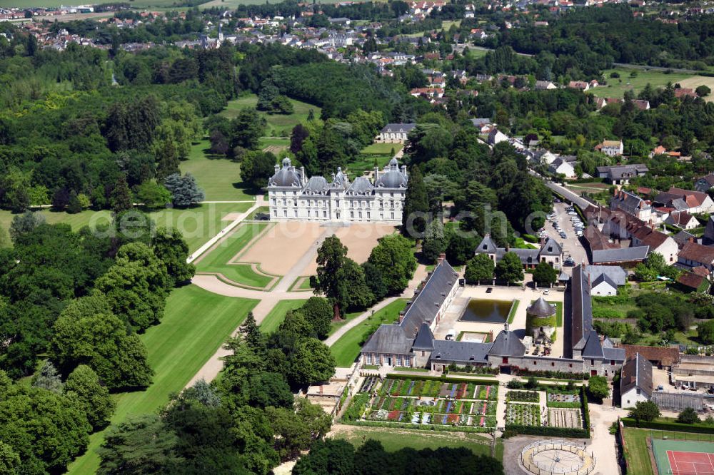 Cheverny from above - Blick auf das Schloss Cheverny, ein Loireschloss in der Ortschaft Cheverny, wenige Kilometer südlich der Stadt Blois, im Departement Loir-et-Cher der Region Centre in Frankreich. Das Schloss wurde zwischen 1620 und 1630 im frühen und strengen klassizistischen Barockstil von Jacques Bougier errichtet. View to the Castle Cheverny in the district Departement Loir-et-Cher of the region Centre. The castle was built between 1620 and 1630 in a classicistic baroque style by Jacques Bougier.