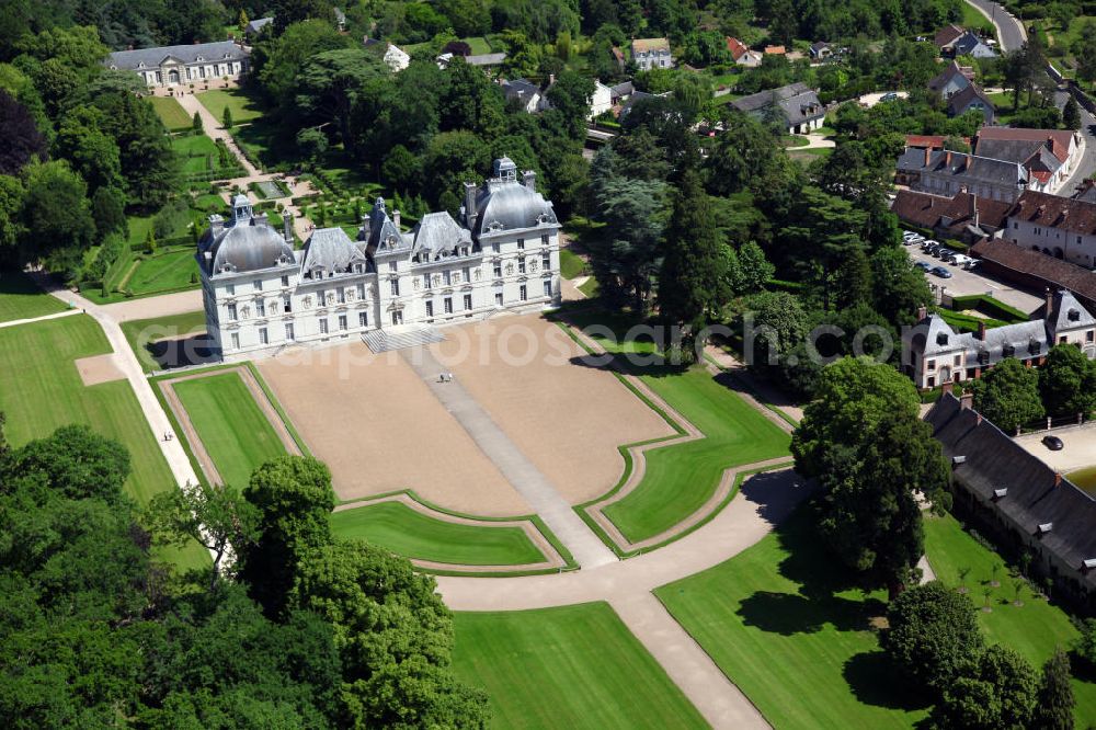 Cheverny from the bird's eye view: Blick auf das Schloss Cheverny, ein Loireschloss in der Ortschaft Cheverny, wenige Kilometer südlich der Stadt Blois, im Departement Loir-et-Cher der Region Centre in Frankreich. Das Schloss wurde zwischen 1620 und 1630 im frühen und strengen klassizistischen Barockstil von Jacques Bougier errichtet. View to the Castle Cheverny in the district Departement Loir-et-Cher of the region Centre. The castle was built between 1620 and 1630 in a classicistic baroque style by Jacques Bougier.