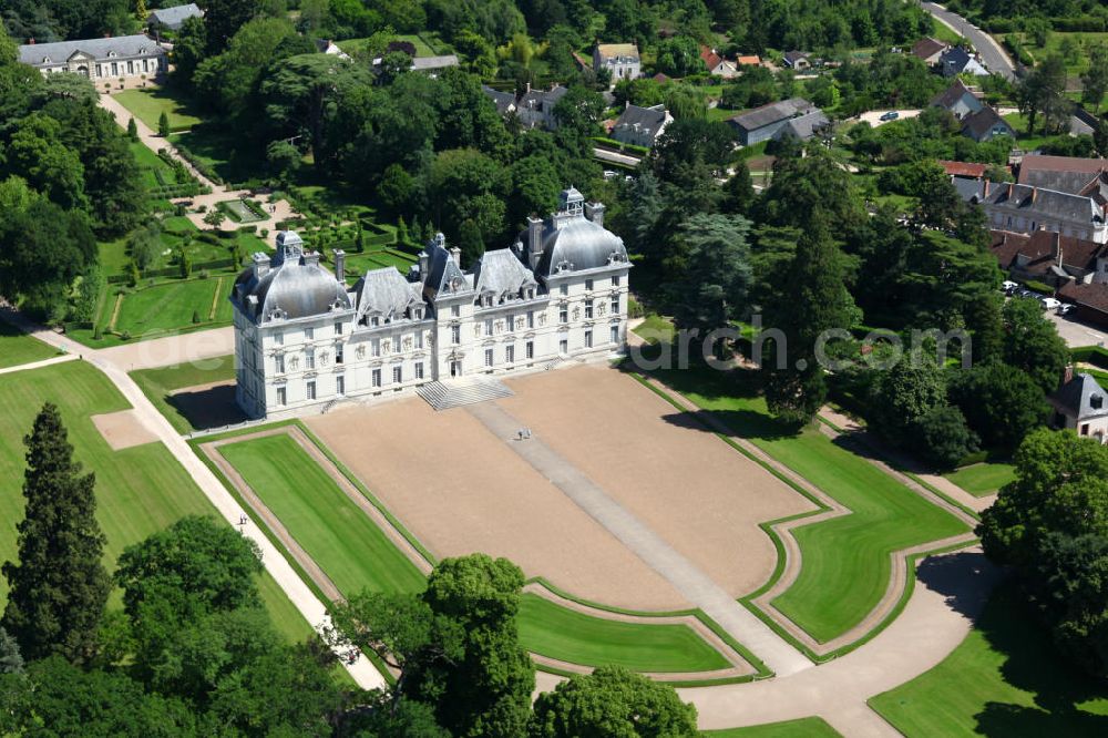 Aerial image Cheverny - Blick auf das Schloss Cheverny, ein Loireschloss in der Ortschaft Cheverny, wenige Kilometer südlich der Stadt Blois, im Departement Loir-et-Cher der Region Centre in Frankreich. Das Schloss wurde zwischen 1620 und 1630 im frühen und strengen klassizistischen Barockstil von Jacques Bougier errichtet. View to the Castle Cheverny in the district Departement Loir-et-Cher of the region Centre. The castle was built between 1620 and 1630 in a classicistic baroque style by Jacques Bougier.