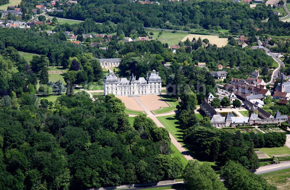 Aerial image Cheverny - Das Schloss Cheverny in der Gemeinde Cheverny im Loiretal im Departement Loir-et-Cher. Das Schloss wurde im siebzehnten Jahrhundert im frühen klassizischten Barockstil von Jacques Bougier. Es wird noch heute von den Nachkommen des ersten Schlossherren bewohnt. The Castle Cheverny in the community Cheverny in the Departement Loir-et-Cher.