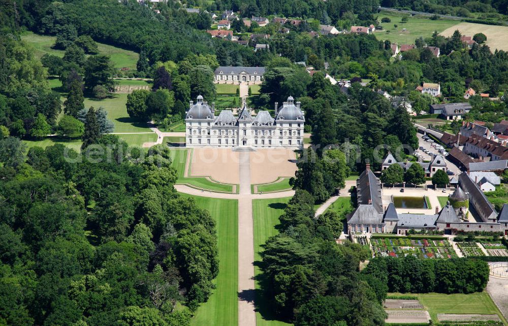 Aerial photograph Cheverny - Das Schloss Cheverny in der Gemeinde Cheverny im Loiretal im Departement Loir-et-Cher. Das Schloss wurde im siebzehnten Jahrhundert im frühen klassizischten Barockstil von Jacques Bougier. Es wird noch heute von den Nachkommen des ersten Schlossherren bewohnt. The Castle Cheverny in the community Cheverny in the Departement Loir-et-Cher.