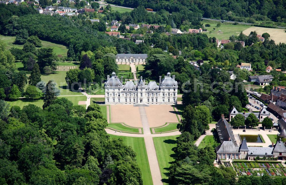 Cheverny from above - Das Schloss Cheverny in der Gemeinde Cheverny im Loiretal im Departement Loir-et-Cher. Das Schloss wurde im siebzehnten Jahrhundert im frühen klassizischten Barockstil von Jacques Bougier. Es wird noch heute von den Nachkommen des ersten Schlossherren bewohnt. The Castle Cheverny in the community Cheverny in the Departement Loir-et-Cher.