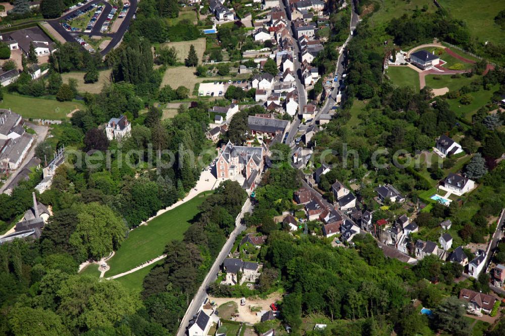 Amboise from the bird's eye view: Blick auf das Schloss Clos Lucé, erbaut von Étienne le Loup in der Mitte des 15. Jahrhunderts. Im Jahre 1490 erwarb es der französische König Karl VIII. für seine Frau Anne de Bretagne. Später wurde es von König Franz I. und seiner Schwester Marguerite de Navarre benutzt, die dort begann, ihr Buch L'Heptaméron zu schreiben. Im Jahre 1516 lud Franz I. Leonardo da Vinci nach Amboise ein und überließ ihm Clos Lucé als einen Platz zum Leben und Arbeiten. Er lebte dort drei Jahre lang bis zu seinem Tode am 2. Mai 1519. View to the castle Clos Lucé which was built by Étienne le Loup in the middle of the 15th century. Before he died Leonardo da Vinci used the castle for working and living there.