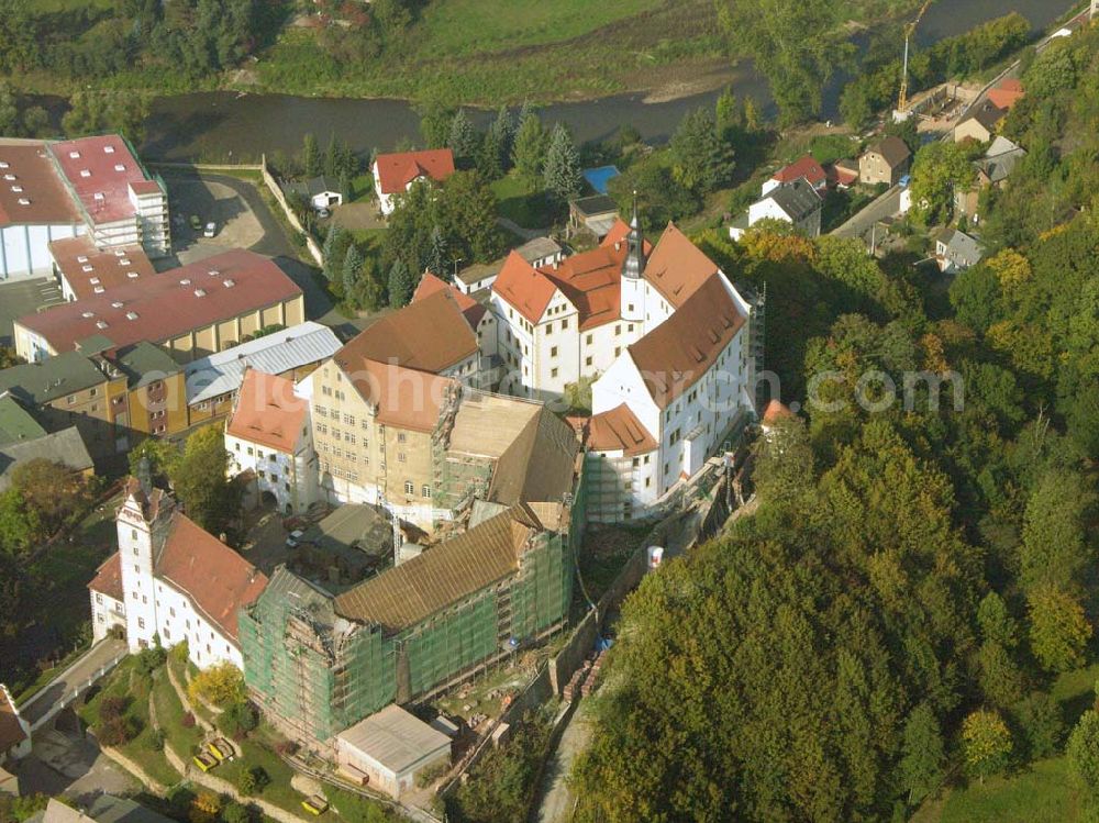 Colditz from the bird's eye view: Das ehemalige kurfürstliche Schloss Colditz gehört zu den imposantesten Anlagen in Sachsen. Die vermutlich im 11. Jahrhundert errichtete Burg spielte im Mittelalter eine bedeutende Rolle, war sie doch Burgward der deutschen Kaiser und damit Herrschaftszentrum im pleissenländischen Reichsterritorium. Schloss Colditz, Schlossgasse 1, 04680 Colditz