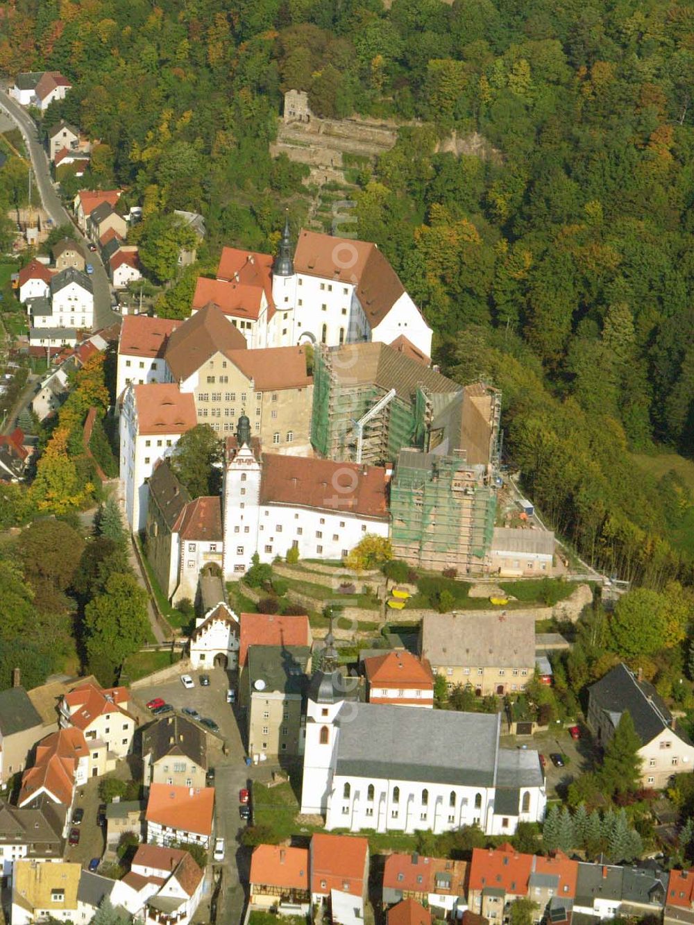 Aerial image Colditz - Das ehemalige kurfürstliche Schloss Colditz gehört zu den imposantesten Anlagen in Sachsen. Die vermutlich im 11. Jahrhundert errichtete Burg spielte im Mittelalter eine bedeutende Rolle, war sie doch Burgward der deutschen Kaiser und damit Herrschaftszentrum im pleissenländischen Reichsterritorium. Schloss Colditz, Schlossgasse 1, 04680 Colditz