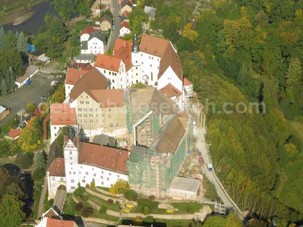 Aerial photograph Colditz - Das ehemalige kurfürstliche Schloss Colditz gehört zu den imposantesten Anlagen in Sachsen. Die vermutlich im 11. Jahrhundert errichtete Burg spielte im Mittelalter eine bedeutende Rolle, war sie doch Burgward der deutschen Kaiser und damit Herrschaftszentrum im pleissenländischen Reichsterritorium. Schloss Colditz, Schlossgasse 1, 04680 Colditz