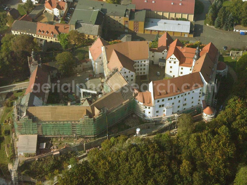 Colditz from the bird's eye view: Das ehemalige kurfürstliche Schloss Colditz gehört zu den imposantesten Anlagen in Sachsen. Die vermutlich im 11. Jahrhundert errichtete Burg spielte im Mittelalter eine bedeutende Rolle, war sie doch Burgward der deutschen Kaiser und damit Herrschaftszentrum im pleissenländischen Reichsterritorium. Schloss Colditz, Schlossgasse 1, 04680 Colditz