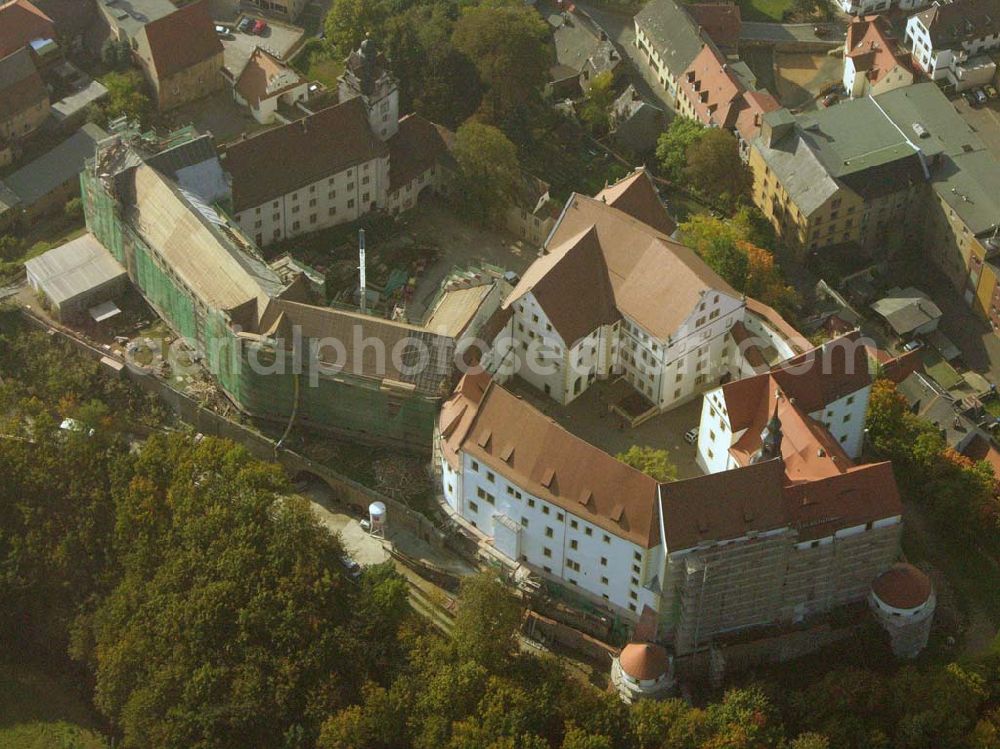 Aerial image Colditz - Das ehemalige kurfürstliche Schloss Colditz gehört zu den imposantesten Anlagen in Sachsen. Die vermutlich im 11. Jahrhundert errichtete Burg spielte im Mittelalter eine bedeutende Rolle, war sie doch Burgward der deutschen Kaiser und damit Herrschaftszentrum im pleissenländischen Reichsterritorium. Schloss Colditz, Schlossgasse 1, 04680 Colditz