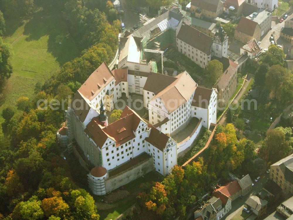 Aerial photograph Colditz - Das ehemalige kurfürstliche Schloss Colditz gehört zu den imposantesten Anlagen in Sachsen. Die vermutlich im 11. Jahrhundert errichtete Burg spielte im Mittelalter eine bedeutende Rolle, war sie doch Burgward der deutschen Kaiser und damit Herrschaftszentrum im pleissenländischen Reichsterritorium. Schloss Colditz, Schlossgasse 1, 04680 Colditz