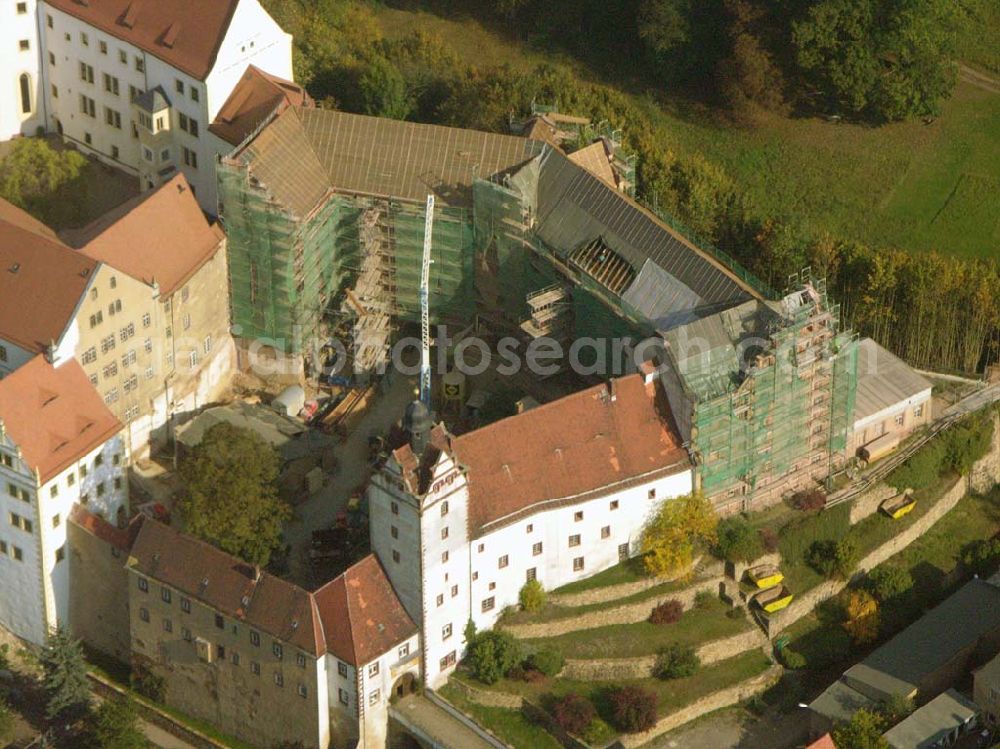 Colditz from the bird's eye view: Das ehemalige kurfürstliche Schloss Colditz gehört zu den imposantesten Anlagen in Sachsen. Die vermutlich im 11. Jahrhundert errichtete Burg spielte im Mittelalter eine bedeutende Rolle, war sie doch Burgward der deutschen Kaiser und damit Herrschaftszentrum im pleissenländischen Reichsterritorium. Schloss Colditz, Schlossgasse 1, 04680 Colditz