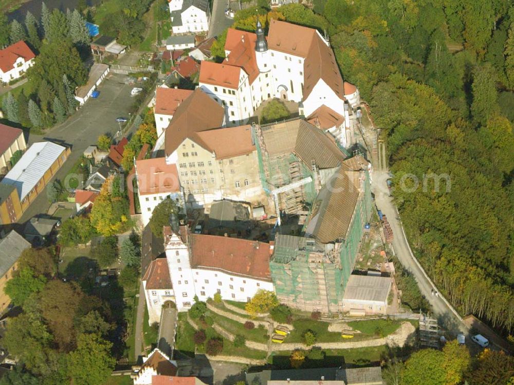 Aerial image Colditz - Das ehemalige kurfürstliche Schloss Colditz gehört zu den imposantesten Anlagen in Sachsen. Die vermutlich im 11. Jahrhundert errichtete Burg spielte im Mittelalter eine bedeutende Rolle, war sie doch Burgward der deutschen Kaiser und damit Herrschaftszentrum im pleissenländischen Reichsterritorium. Schloss Colditz, Schlossgasse 1, 04680 Colditz