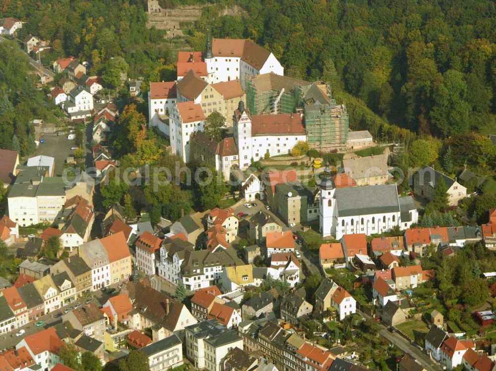 Aerial photograph Colditz - Das ehemalige kurfürstliche Schloss Colditz gehört zu den imposantesten Anlagen in Sachsen. Die vermutlich im 11. Jahrhundert errichtete Burg spielte im Mittelalter eine bedeutende Rolle, war sie doch Burgward der deutschen Kaiser und damit Herrschaftszentrum im pleissenländischen Reichsterritorium. Schloss Colditz, Schlossgasse 1, 04680 Colditz