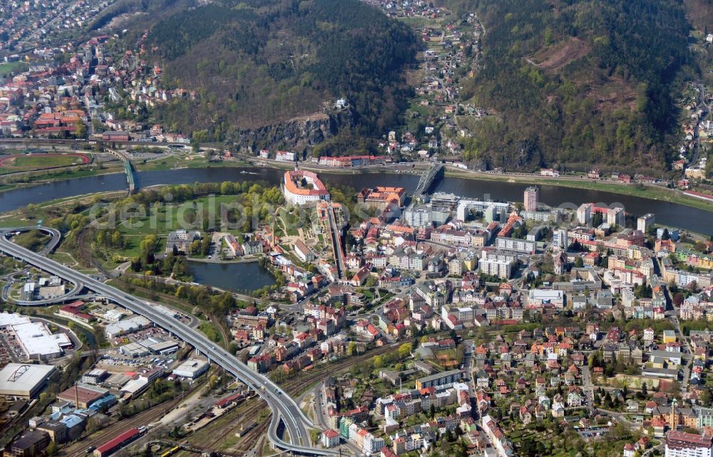 Tetschen-Bodenbach, Decin from the bird's eye view: Decin Castle on the banks of the Elbe in the Czech Republic