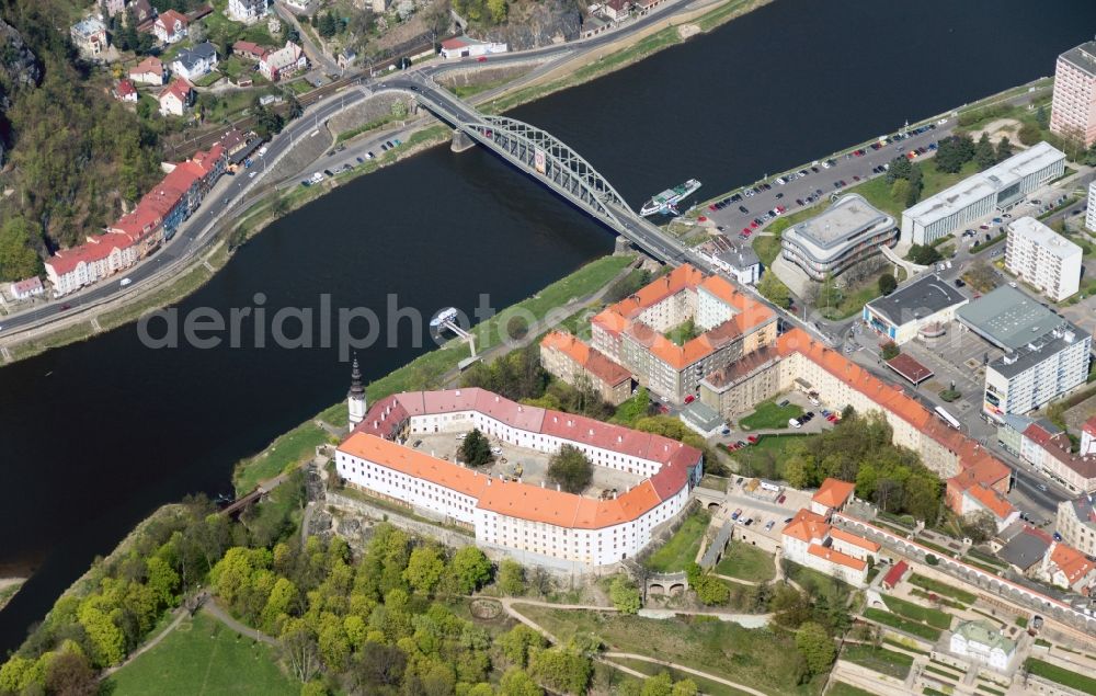 Aerial photograph Tetschen-Bodenbach, Decin - Decin Castle on the banks of the Elbe in the Czech Republic