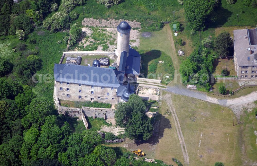 Kromsdorf / OT Denstedt from above - Blick auf Schloss Denstedt. Denstedt gehört zur Gemeinde Kromsdorf und liegt etwa 8 km nordöstlich von Weimar. Auf das Jahr 874 wird die erste sichere Zuordnung des Ortes Denstedt datiert. 2001 ersteigerten die jetzigen Besitzer das Schloss. Seitdem werden notwendige Sicherungsarbeiten durchgeführt. Bis 2011 soll in der Schlossanlage ein Gesundheitsclub mit eingerichtet werden. Kontakt: Karl-Marx-Strasse, 99441 Kromsdorf / Denstedt