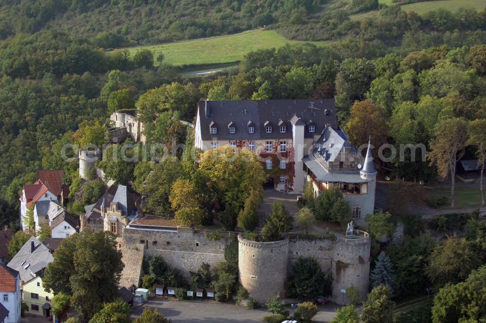 Aerial photograph Hochstetten - Dhaun - Blick auf das Schloss Dhaun im Hunsrück, Rheinland - Pfalz. Das Schloss wurde als Burg im 13. Jahrhundert errichtet und 1729 zu einem barocken Schloss umgebaut. Die Anlage diente dem Schutz des Territoriums der Rheingrafen. Aufgrund einer Zerstörung im 19. Jahrhundert gilt die Anlage als eine Ruine, denn es erfolgte nur ein teilweiser Wiederaufbau. Kontakt: Schloss Dhaun, 55606 Hochstetten - Dhaun, Tel. +49(0)6752 93840, Telefax +49(0)6752 3837