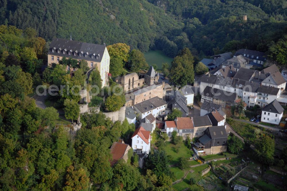 Hochstetten - Dhaun from above - Blick auf das Schloss Dhaun im Hunsrück, Rheinland - Pfalz. Das Schloss wurde als Burg im 13. Jahrhundert errichtet und 1729 zu einem barocken Schloss umgebaut. Die Anlage diente dem Schutz des Territoriums der Rheingrafen. Aufgrund einer Zerstörung im 19. Jahrhundert gilt die Anlage als eine Ruine, denn es erfolgte nur ein teilweiser Wiederaufbau. Kontakt: Schloss Dhaun, 55606 Hochstetten - Dhaun, Tel. +49(0)6752 93840, Telefax +49(0)6752 3837