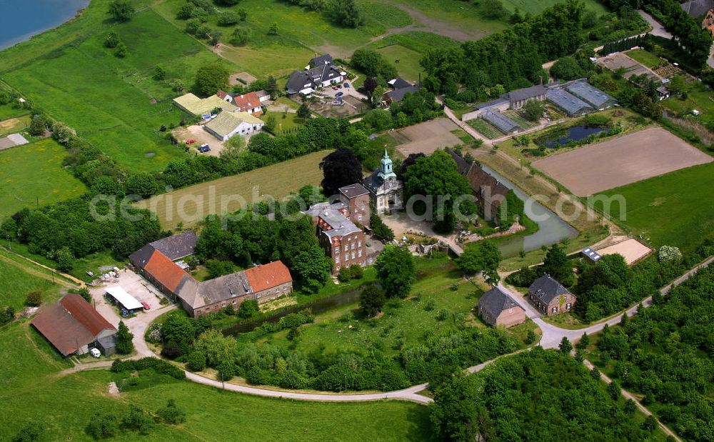 Wesel from the bird's eye view: Blick auf Schloss Diersfordt. Das Wasserschloss im Stil des Spätbarocks dient heute als Heimatmuseum und Hotel. View of Castle Diersfordt. The moated castle in the style of late Baroque serves today as a museum and hotel.