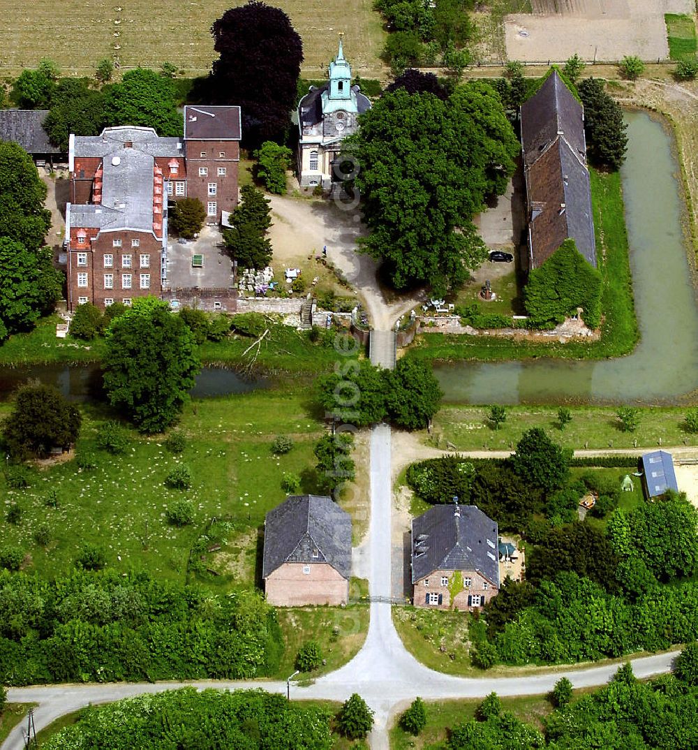 Wesel from above - Blick auf Schloss Diersfordt. Das Wasserschloss im Stil des Spätbarocks dient heute als Heimatmuseum und Hotel. View of Castle Diersfordt. The moated castle in the style of late Baroque serves today as a museum and hotel.