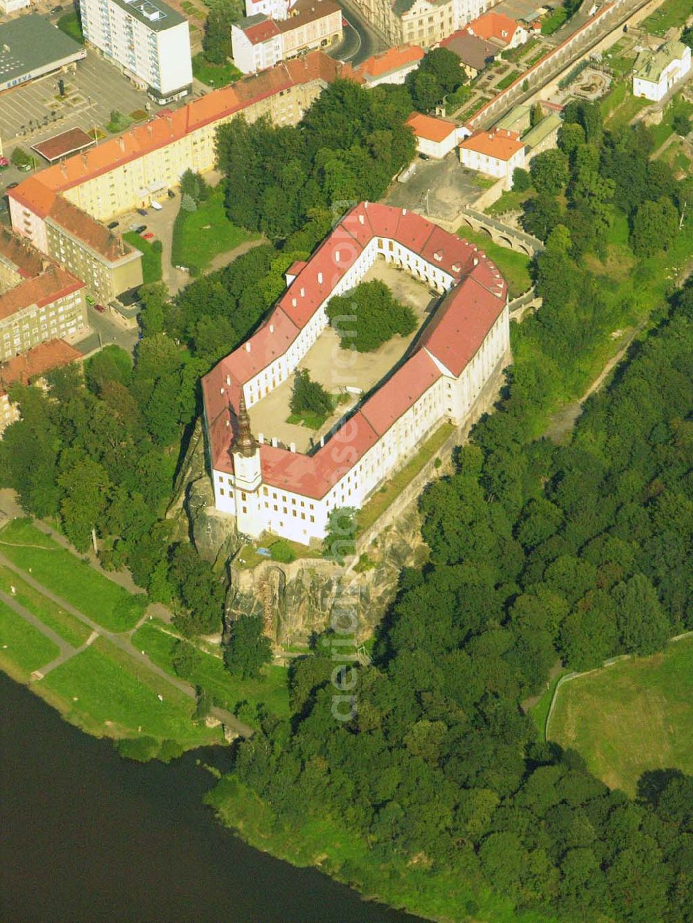 D??ín (Tetschen-Bodenbach) from the bird's eye view: Tetschener (D??ín) Renaissanceschloss ist eine Dominante der Stadt und liegt direkt an der Elbe. Nach langer militärischer Nutzung ist es seit 1990 wieder für die Öffentlichkeit zugänglich. Dlouhá jízda 1253 D??ín 1, 405 01, Tel.: 412 518 905