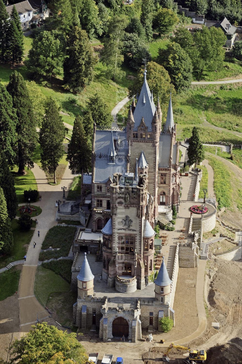 Aerial image Königswinter - Blick auf das Schloss Drachenburg, ein schlossartiges Anwesen auf dem Drachenfels in Königswinter. Es wurde von 1882 bis 1884 als repräsentativer Wohnsitz gebaut. Seit 1986 steht das Schloss Drachenburg unter Denkmalschutz und wurde 1990 der Nordrhein-Westfalen-Stiftung unterstellt. View of the Castle Drachenburg, a castle-like estate on the Drachenfels in Konigswinter. It was built from 1882 to 1884 as a representative residence. Since 1986 the Castle Drachenburg is a listed building.