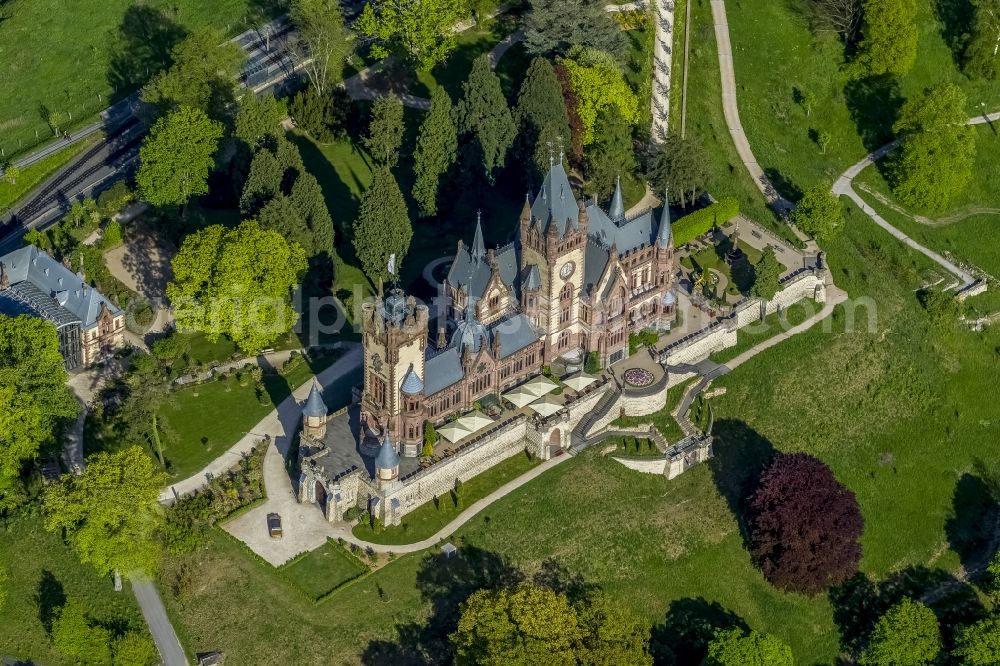 Aerial photograph Königswinter - View of Castle Dragon Castle upon Rhine in Königswinter in the federal state North Rhine-Westphalia. The opened to the public restored and renovated castle is monument protected and operated by the Schloss Drachenburg gGmbH.