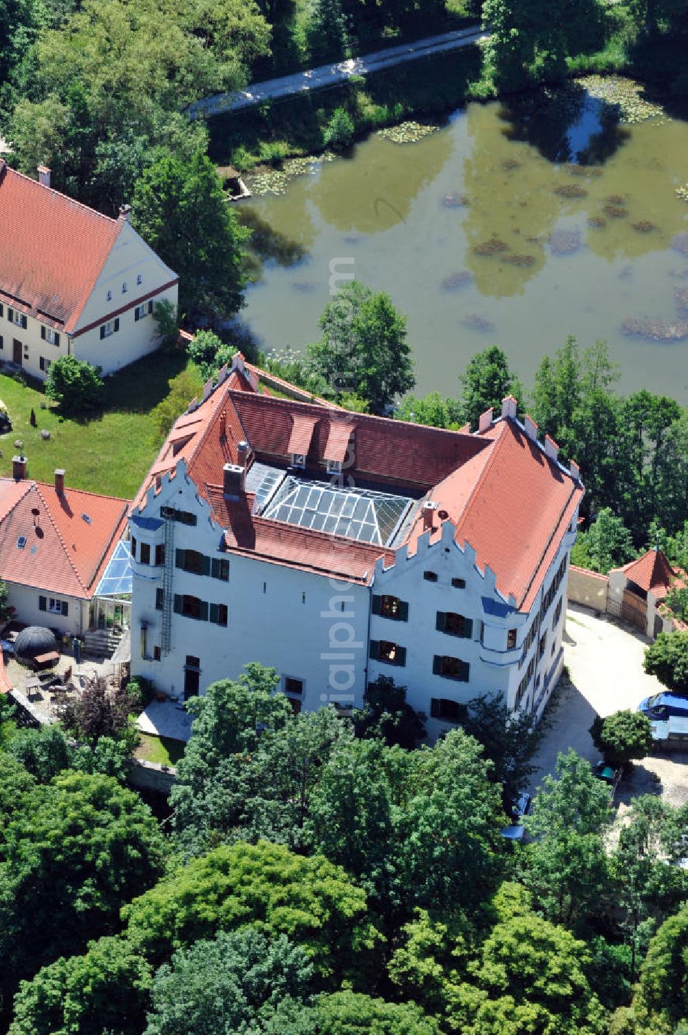 Aerial photograph Dischingen - Schloss Duttenstein in Dischingen, Baden-Württemberg. Es ist ein ehemaliges Jagdschloss welches heute im Besitz von Dr. Bernd Schottdorf ist. Abgesehen vom umliegenden Wildpark ist das Gebäude ist für die Öffentlichkeit nicht zugänglich. Castle Duttenstein in Dischingen, Baden-Wuerttemberg. It is a former hunting lodge and nowadays in the possession Dr. Bernd Schottdorf. Except for the surrounding wild park the building is not open to the public. www3.berndschottdorf.de