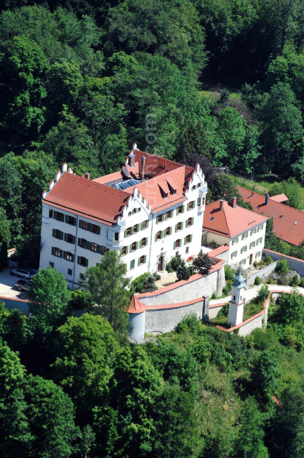 Aerial photograph Dischingen - Schloss Duttenstein in Dischingen, Baden-Württemberg. Es ist ein ehemaliges Jagdschloss welches heute im Besitz von Dr. Bernd Schottdorf ist. Abgesehen vom umliegenden Wildpark ist das Gebäude ist für die Öffentlichkeit nicht zugänglich. Castle Duttenstein in Dischingen, Baden-Wuerttemberg. It is a former hunting lodge and nowadays in the possession Dr. Bernd Schottdorf. Except for the surrounding wild park the building is not open to the public. www3.berndschottdorf.de