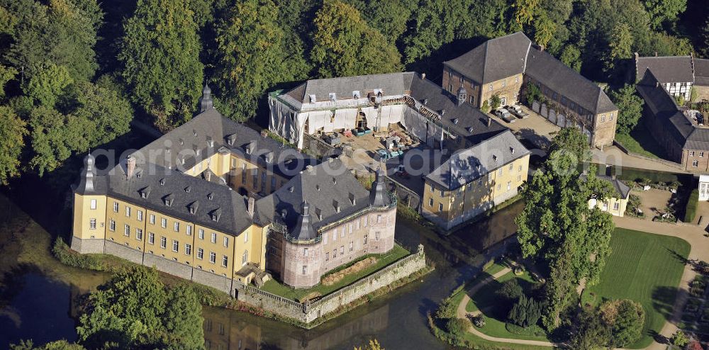 Aerial image Jüchen - Das Schloss Dyck in der Nähe von Grevenbroich. Es gilt als eines der bedeutendsten Wasserschlösser des Rheinlandes. 2002 war Schloss Dyck das Zentrum der Landesgartenschau Nordrhein-Westfalen. The Castle Dyck near Grevenbroich. It is considered as one of the most important castle set on a lake in the Rhineland.