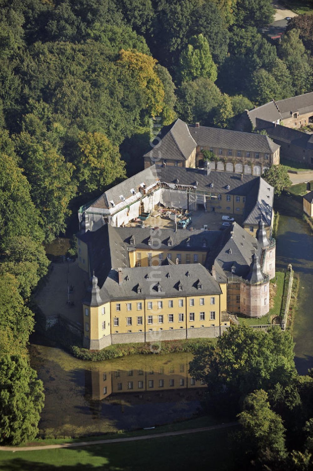 Aerial photograph Jüchen - Das Schloss Dyck in der Nähe von Grevenbroich. Es gilt als eines der bedeutendsten Wasserschlösser des Rheinlandes. 2002 war Schloss Dyck das Zentrum der Landesgartenschau Nordrhein-Westfalen. The Castle Dyck near Grevenbroich. It is considered as one of the most important castle set on a lake in the Rhineland.