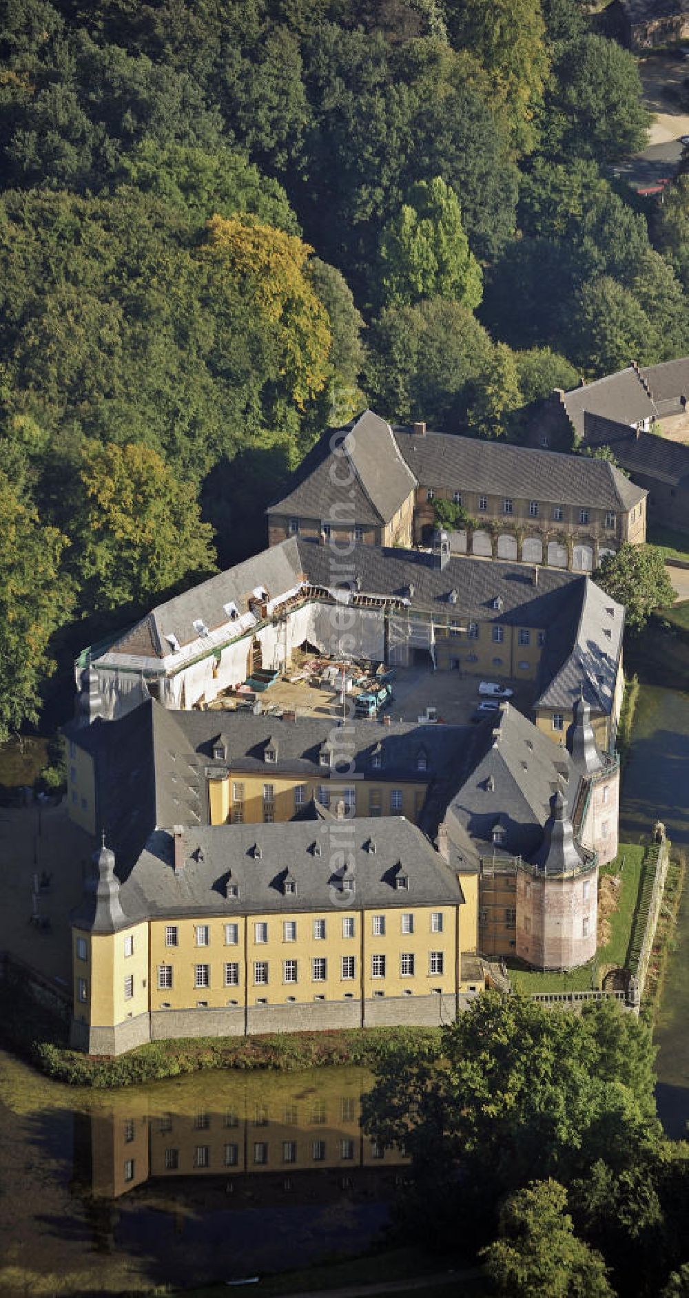 Jüchen from above - Das Schloss Dyck in der Nähe von Grevenbroich. Es gilt als eines der bedeutendsten Wasserschlösser des Rheinlandes. 2002 war Schloss Dyck das Zentrum der Landesgartenschau Nordrhein-Westfalen. The Castle Dyck near Grevenbroich. It is considered as one of the most important castle set on a lake in the Rhineland.