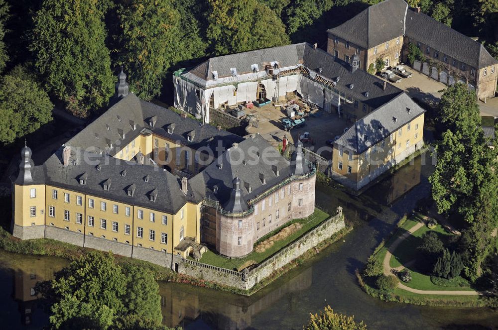 Jüchen from the bird's eye view: Das Schloss Dyck in der Nähe von Grevenbroich. Es gilt als eines der bedeutendsten Wasserschlösser des Rheinlandes. 2002 war Schloss Dyck das Zentrum der Landesgartenschau Nordrhein-Westfalen. The Castle Dyck near Grevenbroich. It is considered as one of the most important castle set on a lake in the Rhineland.