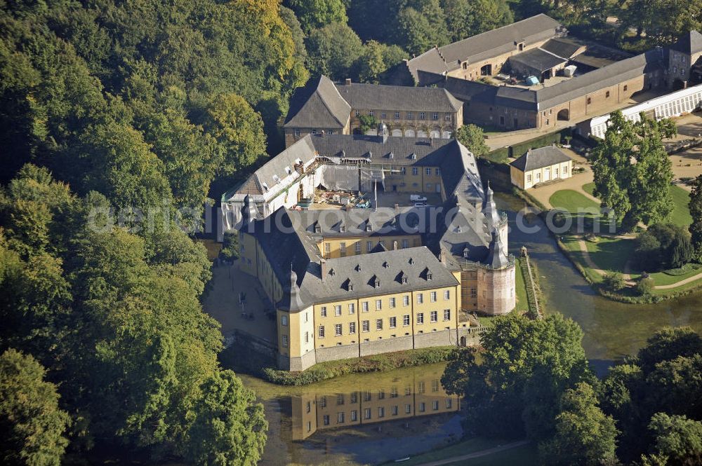 Aerial image Jüchen - Das Schloss Dyck in der Nähe von Grevenbroich. Es gilt als eines der bedeutendsten Wasserschlösser des Rheinlandes. 2002 war Schloss Dyck das Zentrum der Landesgartenschau Nordrhein-Westfalen. The Castle Dyck near Grevenbroich. It is considered as one of the most important castle set on a lake in the Rhineland.