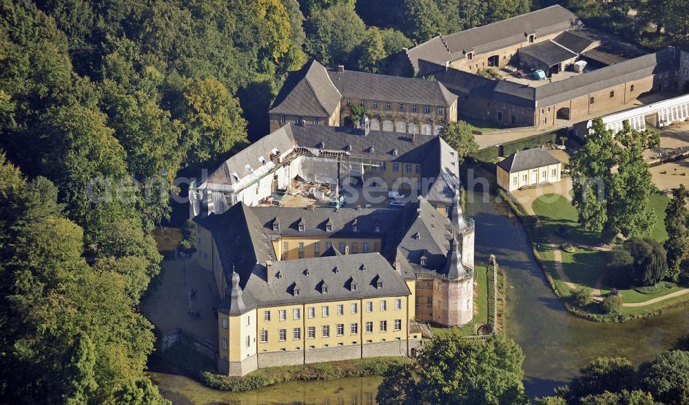 Aerial photograph Jüchen - Das Schloss Dyck in der Nähe von Grevenbroich. Es gilt als eines der bedeutendsten Wasserschlösser des Rheinlandes. 2002 war Schloss Dyck das Zentrum der Landesgartenschau Nordrhein-Westfalen. The Castle Dyck near Grevenbroich. It is considered as one of the most important castle set on a lake in the Rhineland.