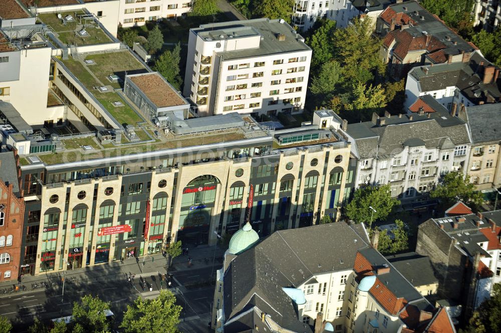 Aerial image Berlin - Das Schloss ist ein Einkaufzentrum in der Steglitzer Schlossstraße. Das im gothischen Stil gehaltene Rathaus wird durch eine Fassade von Kaufhäusern des 19. Jahrhunderts integriert. Eigentümer ist die H.F.S. HYPO-Fondsbeteiligungen für Sachwerte GmbH , eine 100%ige Tochter der Bayerischen Hypo- und Vereinsbank AG.