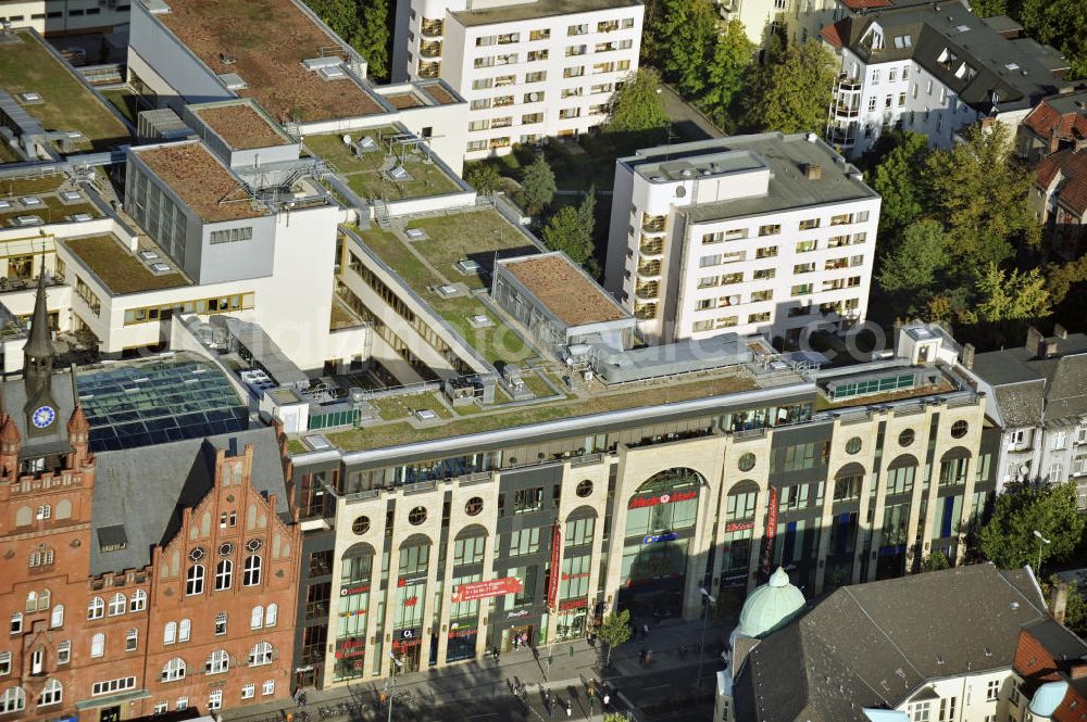 Aerial photograph Berlin - Das Schloss ist ein Einkaufzentrum in der Steglitzer Schlossstraße. Das im gothischen Stil gehaltene Rathaus wird durch eine Fassade von Kaufhäusern des 19. Jahrhunderts integriert. Eigentümer ist die H.F.S. HYPO-Fondsbeteiligungen für Sachwerte GmbH , eine 100%ige Tochter der Bayerischen Hypo- und Vereinsbank AG.