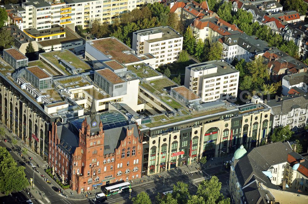 Berlin from above - Das Schloss ist ein Einkaufzentrum in der Steglitzer Schlossstraße. Das im gothischen Stil gehaltene Rathaus wird durch eine Fassade von Kaufhäusern des 19. Jahrhunderts integriert. Eigentümer ist die H.F.S. HYPO-Fondsbeteiligungen für Sachwerte GmbH , eine 100%ige Tochter der Bayerischen Hypo- und Vereinsbank AG.