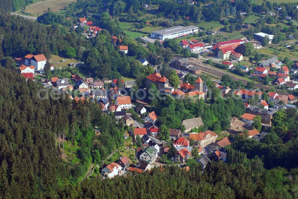 Elgersburg from above - Blick auf das Schloß Elgersburg. Weitere Informationen erhält man bei der Tourismus-Agentur Geratal in der Burgstrasse 3 in 98716 Elgersburg Tel: 03677 - 792220. Elgersburg ist vor allem durch seine gleichnamige, aus dem 9./10. Jh. stammende Burg bekannt. Erbaut auf einem hoch über dem Ort gelegenen Porphyrfelsen, wo sie als Schutz- und Trutzburg und zur Sicherung nahegelegener Handelsstraßen diente. Die nie eroberte Burg befindet sich bis heute, dank zahlreicher Renovierungen in einem guten Zustand. Von 1437 bis 1802 war sie im Besitz derer von Witzleben. 1905 wurde die Elgersburg zum Schloss ausgebaut. Die 1998 neu eröffnete Burg befindet sich seitdem im Besitz der Gemeinde Elgersburg.