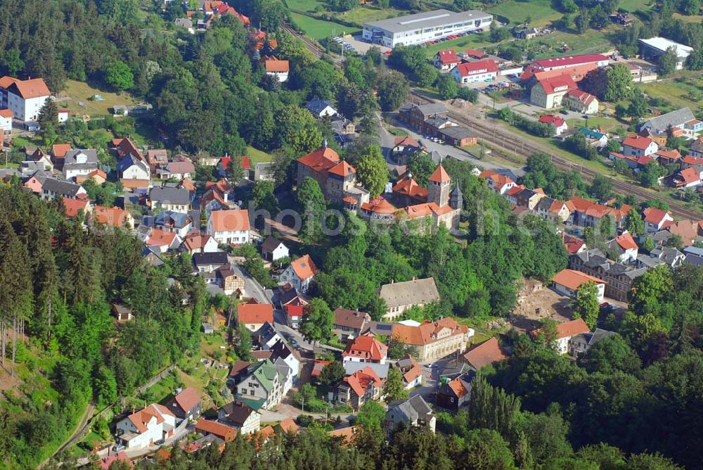 Elgersburg from the bird's eye view: Blick auf das Schloß Elgersburg. Weitere Informationen erhält man bei der Tourismus-Agentur Geratal in der Burgstrasse 3 in 98716 Elgersburg Tel: 03677 - 792220. Elgersburg ist vor allem durch seine gleichnamige, aus dem 9./10. Jh. stammende Burg bekannt. Erbaut auf einem hoch über dem Ort gelegenen Porphyrfelsen, wo sie als Schutz- und Trutzburg und zur Sicherung nahegelegener Handelsstraßen diente. Die nie eroberte Burg befindet sich bis heute, dank zahlreicher Renovierungen in einem guten Zustand. Von 1437 bis 1802 war sie im Besitz derer von Witzleben. 1905 wurde die Elgersburg zum Schloss ausgebaut. Die 1998 neu eröffnete Burg befindet sich seitdem im Besitz der Gemeinde Elgersburg.