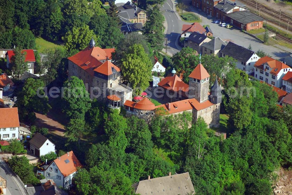 Aerial image Elgersburg - Blick auf das Schloß Elgersburg. Weitere Informationen erhält man bei der Tourismus-Agentur Geratal in der Burgstrasse 3 in 98716 Elgersburg Tel: 03677 - 792220. Elgersburg ist vor allem durch seine gleichnamige, aus dem 9./10. Jh. stammende Burg bekannt. Erbaut auf einem hoch über dem Ort gelegenen Porphyrfelsen, wo sie als Schutz- und Trutzburg und zur Sicherung nahegelegener Handelsstraßen diente. Die nie eroberte Burg befindet sich bis heute, dank zahlreicher Renovierungen in einem guten Zustand. Von 1437 bis 1802 war sie im Besitz derer von Witzleben. 1905 wurde die Elgersburg zum Schloss ausgebaut. Die 1998 neu eröffnete Burg befindet sich seitdem im Besitz der Gemeinde Elgersburg.