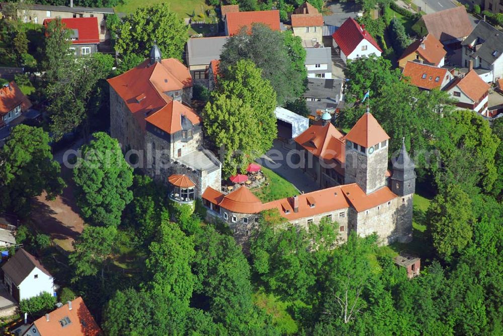 Elgersburg from above - Blick auf das Schloß Elgersburg. Weitere Informationen erhält man bei der Tourismus-Agentur Geratal in der Burgstrasse 3 in 98716 Elgersburg Tel: 03677 - 792220. Elgersburg ist vor allem durch seine gleichnamige, aus dem 9./10. Jh. stammende Burg bekannt. Erbaut auf einem hoch über dem Ort gelegenen Porphyrfelsen, wo sie als Schutz- und Trutzburg und zur Sicherung nahegelegener Handelsstraßen diente. Die nie eroberte Burg befindet sich bis heute, dank zahlreicher Renovierungen in einem guten Zustand. Von 1437 bis 1802 war sie im Besitz derer von Witzleben. 1905 wurde die Elgersburg zum Schloss ausgebaut. Die 1998 neu eröffnete Burg befindet sich seitdem im Besitz der Gemeinde Elgersburg.