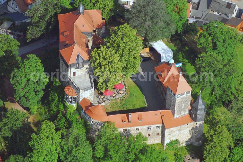 Aerial photograph Elgersburg - Blick auf das Schloß Elgersburg. Weitere Informationen erhält man bei der Tourismus-Agentur Geratal in der Burgstrasse 3 in 98716 Elgersburg Tel: 03677 - 792220. Elgersburg ist vor allem durch seine gleichnamige, aus dem 9./10. Jh. stammende Burg bekannt. Erbaut auf einem hoch über dem Ort gelegenen Porphyrfelsen, wo sie als Schutz- und Trutzburg und zur Sicherung nahegelegener Handelsstraßen diente. Die nie eroberte Burg befindet sich bis heute, dank zahlreicher Renovierungen in einem guten Zustand. Von 1437 bis 1802 war sie im Besitz derer von Witzleben. 1905 wurde die Elgersburg zum Schloss ausgebaut. Die 1998 neu eröffnete Burg befindet sich seitdem im Besitz der Gemeinde Elgersburg.