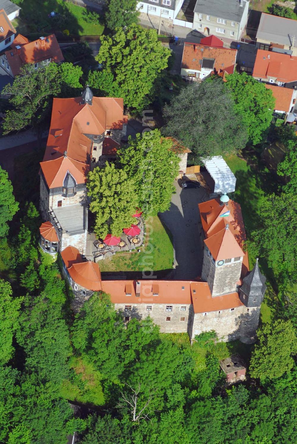 Elgersburg from above - Blick auf das Schloß Elgersburg. Weitere Informationen erhält man bei der Tourismus-Agentur Geratal in der Burgstrasse 3 in 98716 Elgersburg Tel: 03677 - 792220. Elgersburg ist vor allem durch seine gleichnamige, aus dem 9./10. Jh. stammende Burg bekannt. Erbaut auf einem hoch über dem Ort gelegenen Porphyrfelsen, wo sie als Schutz- und Trutzburg und zur Sicherung nahegelegener Handelsstraßen diente. Die nie eroberte Burg befindet sich bis heute, dank zahlreicher Renovierungen in einem guten Zustand. Von 1437 bis 1802 war sie im Besitz derer von Witzleben. 1905 wurde die Elgersburg zum Schloss ausgebaut. Die 1998 neu eröffnete Burg befindet sich seitdem im Besitz der Gemeinde Elgersburg.