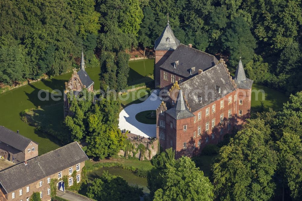 Aerial photograph Wassenberg - Elsum castle in the town of Wassenberg in North Rhine-Westphalia