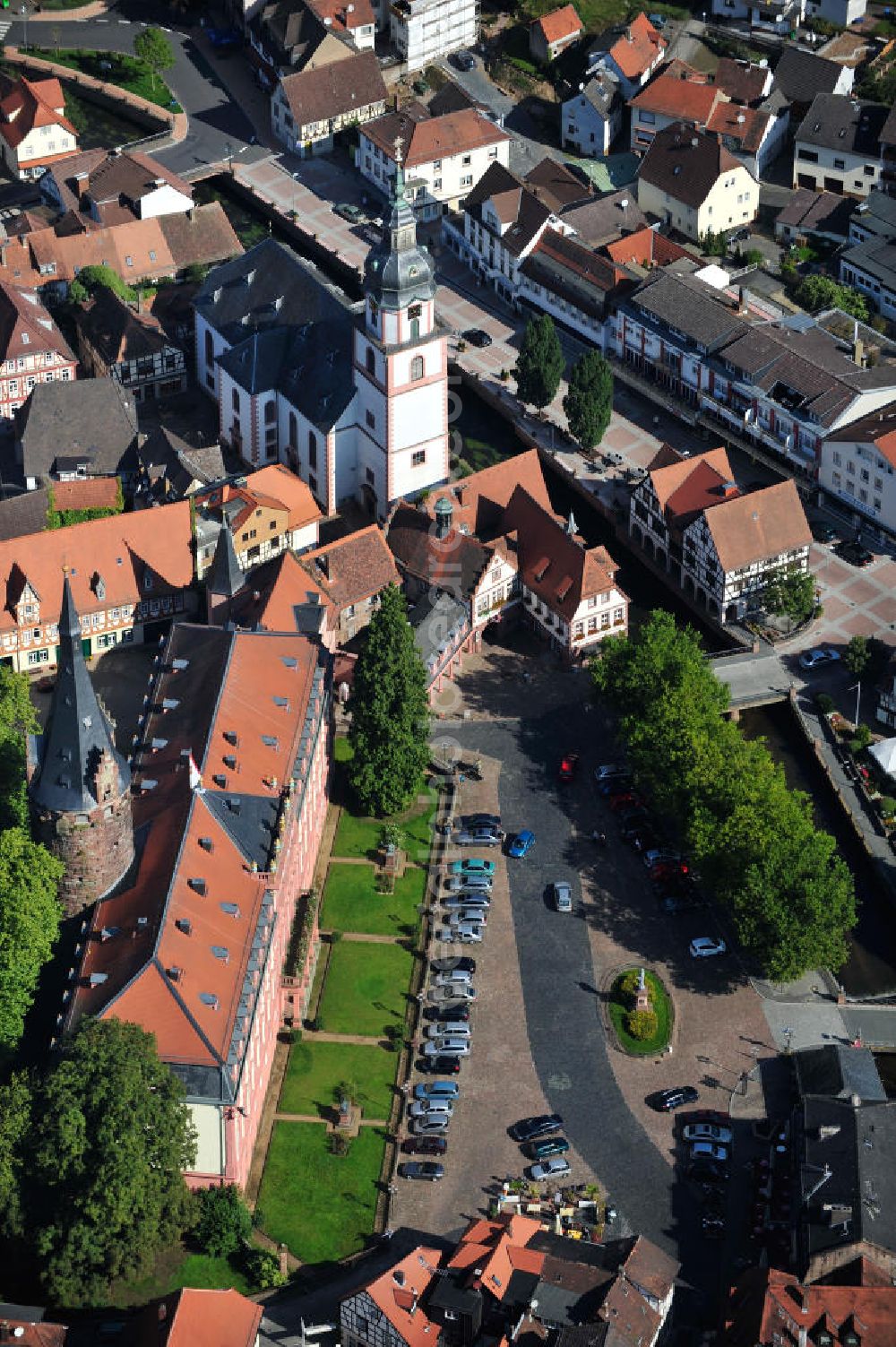 Erbach from the bird's eye view: Schloss Erbach mit dem Bergfried - Turm im Zentrum der Stadt Erbach (Odenwald) in Baden-Württemberg und ist der Wohnsitz des Erbgrafen von Erbach-Erbach. Es entstand im hohen Mittelalter, der heute sichtbare Bestand geht aber im Wesentlichen auf Umbauten in der ersten Hälfte des 18. Jahrhunderts zurück. Das Schloss beherbergt unter an derem die bekannten Antikensammlungen des Grafen Franz I. zu Erbach-Erbach. Erbach Castle with castle keep in the center of Erbach (Odenwald), Baden-Wuerttemberg.